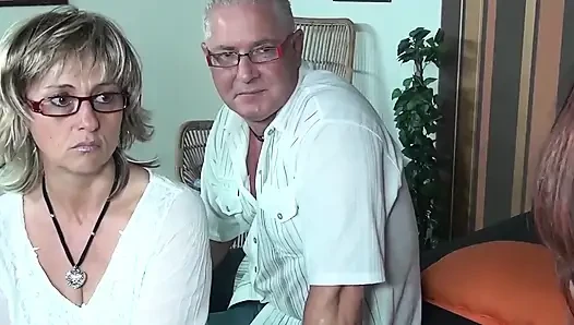 Azgın orta yaşlı seksi kadınlarla olgun üçlü seks yalıyor ve yarak okşuyor