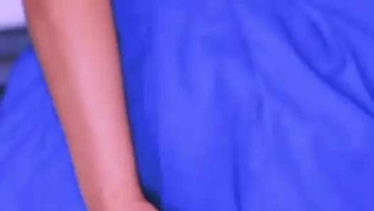 Gadis sekolah menggoda saudara tirinya dan melompat ke kontolnya yang keras
