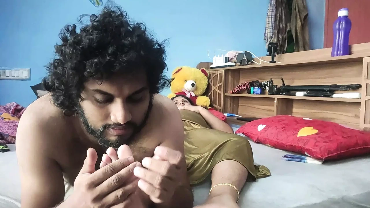 在长时间休息后与继母发生性关系，而他的妻子不在家，他只是疯狂和硬操他的荡妇继母