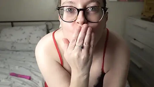 Kırmızı ipek gece elbisesi içinde pembe dildo kullanarak