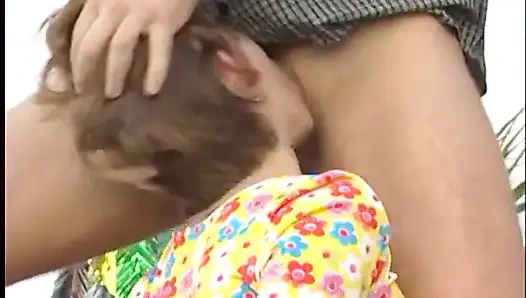 Cowok nakal ini ngentot memek cewek nakal rambut cokelat sebelum nyepong kontolnya habis-habisan