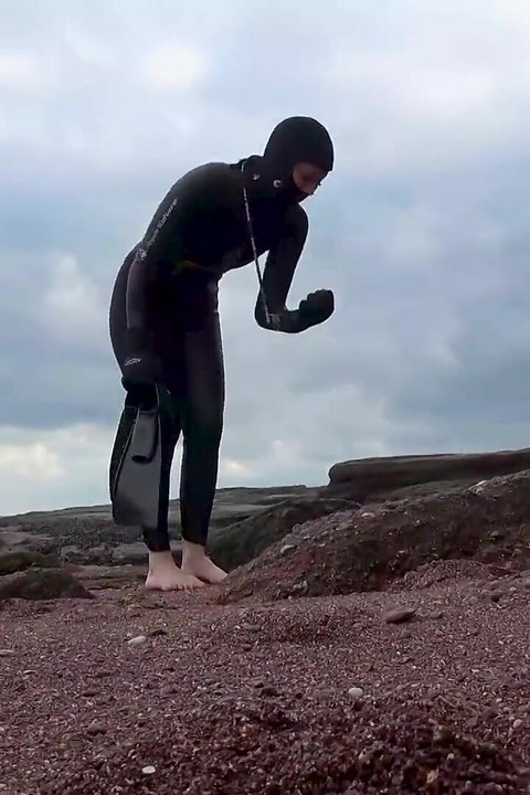 작은 장난감을 찾은 잠수복 자이언트