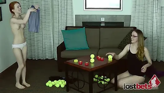 Zwei lesben in einer intimen Strip Ball Stacks herausforderung