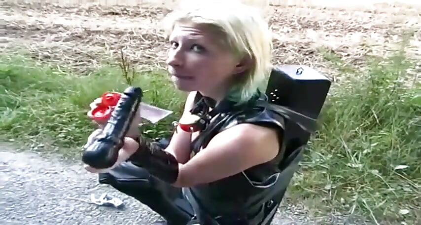 蒙面金髮小妞穿皮衣擺姿勢