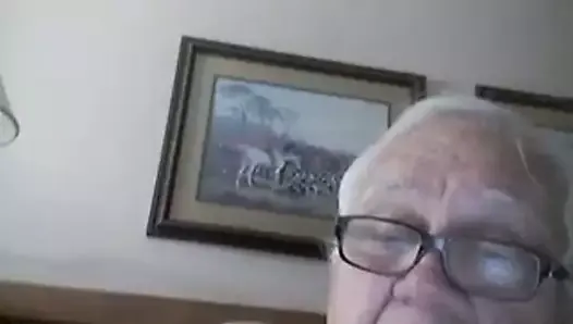 Дедушка играет перед вебкамерой