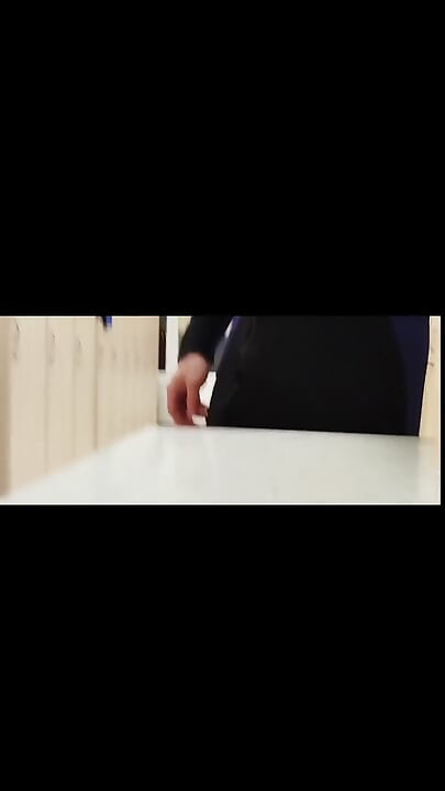 Роздягальню спіймали за мастурбацією