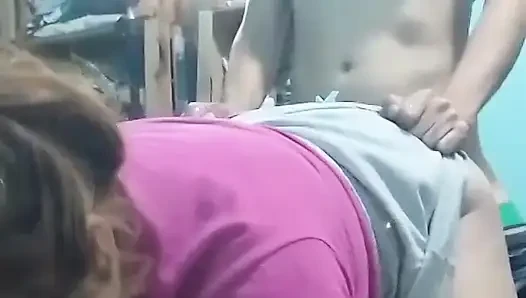 Aku nyepong kontolnya, aku ngentot gaya doggy sambil ngecrot pakai hp