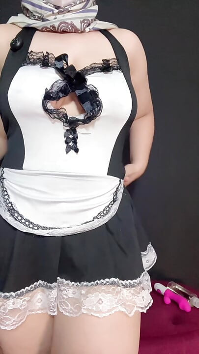 분홍색 딜도로 소변을 볼 때까지 스쿼트하는 가사 도우미