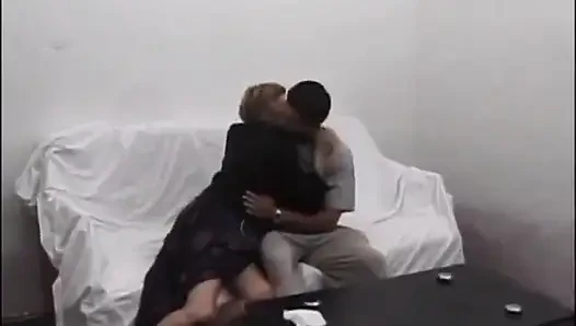 Olgun çift 69 pozisyonunda amcık yalıyor (tam orijinal film)