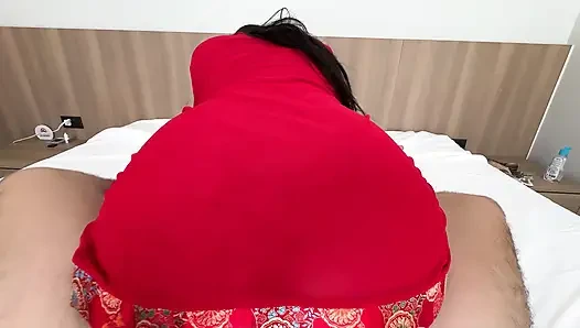 Yalnız Japon esmer duştan sonra ipeksi kırmızı bir bornoz içine giriyor ve kapıdaki kuryeyi baştan çıkarıyor