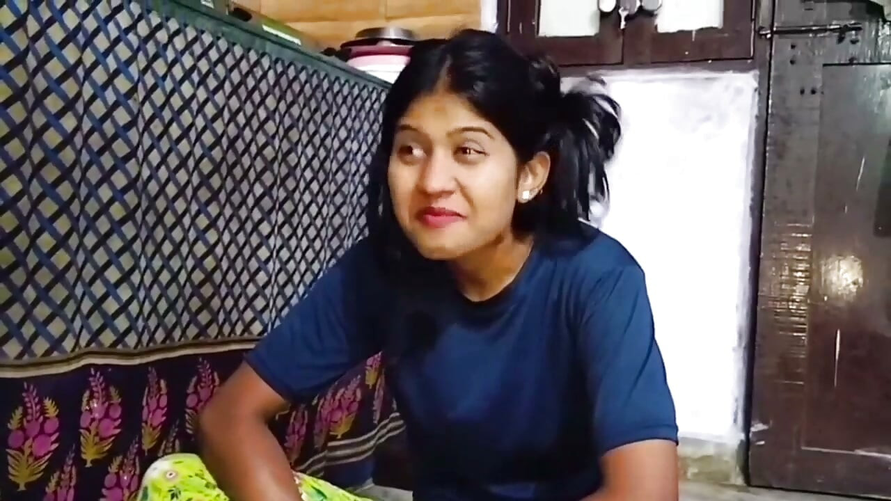 Desi Bhabhi Mutfakta Büyük Göğüs Dekolte Tease Sıcak Hint Köy Kızları Açıkta Hintçe Video
