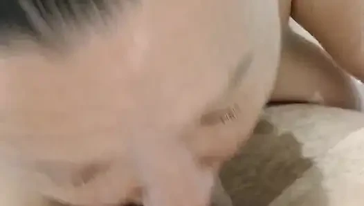 Nyepong suamiku sebelum tidur