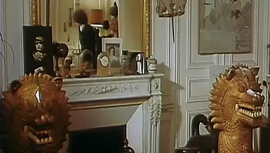 Французской вдове лижут и трахают ее волосатую киску