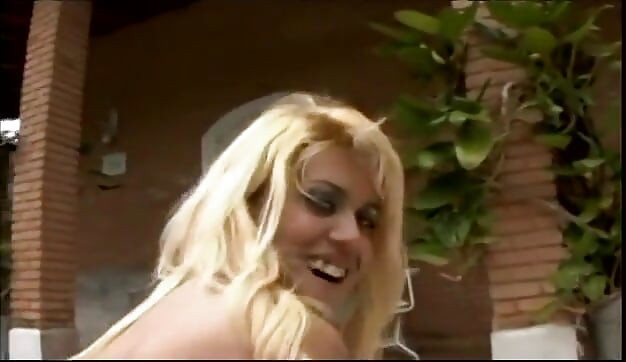 Heiße blonde latina wird von einem fitten hengst auf der veranda genagelt