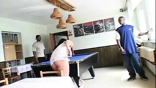 Büyük memeli orta yaşlı seksi kadın için üç canavar siyah yarağın ağzına çifte penetrasyon ve boşalma