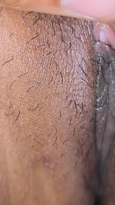 Une belle Indienne baise la chatte de sa MILF pour qu’elle s’échauffe | Clip 1