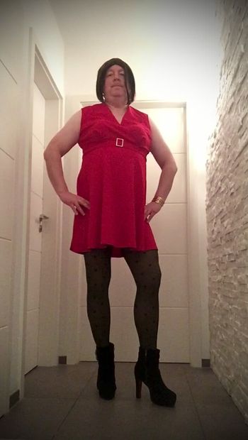 Nicki-Crossdress vestido vermelho, meia-calça e salto alto