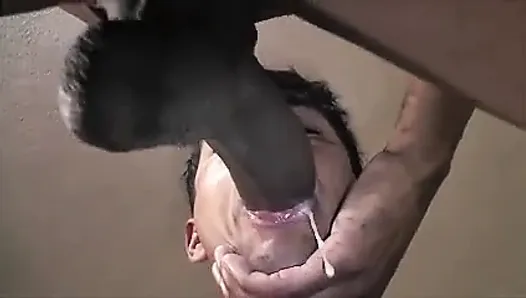 Une bite noire jouit dans une bouche blanche