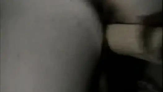 Зрелая блондинка широко растянута массивным большим черным членом фистинг-экшном