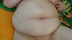 Wanita bengkung gemuk dengan buah dada besar dan pantat membenarkan pepek lembutnya berseronok