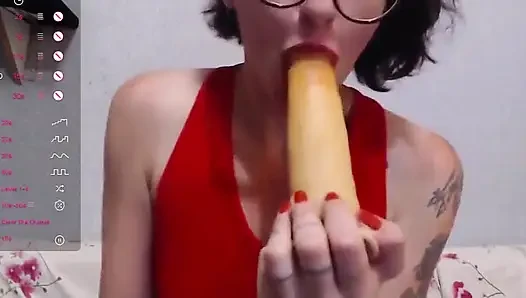 Sıska ateşli kız sert yarağını emiyor