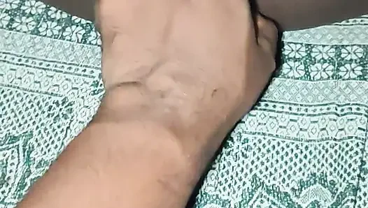 Istriku masukin botol bir ke dalam dirinya.