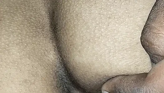 Girlfriend ke chut me ungli ghusa di closeup