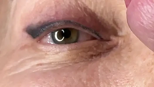 Orta yaşlı seksi kadın son derece yakın çekim göz orgazmı