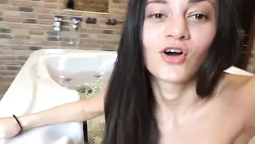 Bugil di ruangan sauna umum