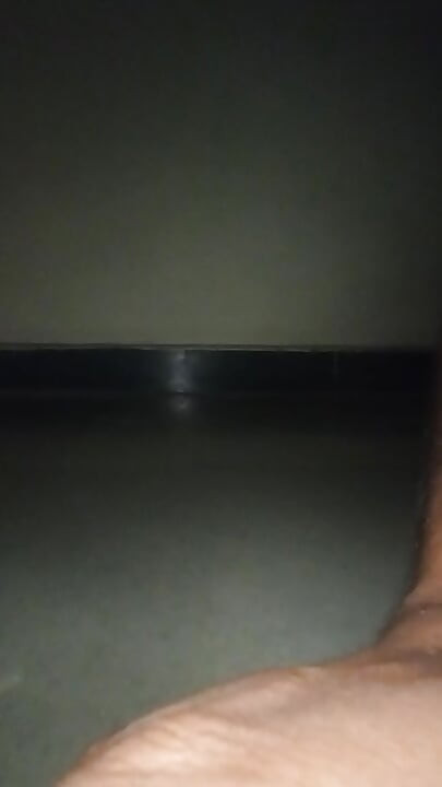 全裸で一人で頭を叩いています。
