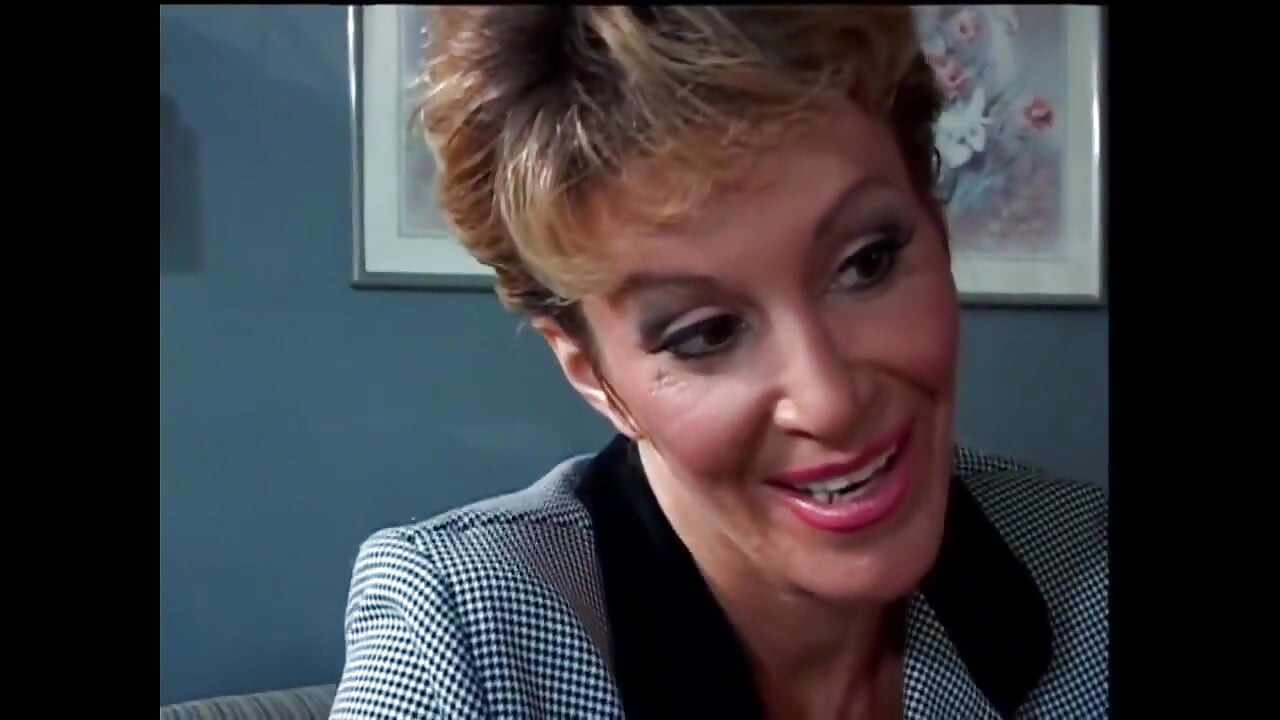 Susjedova kći slučajno se našla u kući lezbijske milfare gladne mlade pičke!