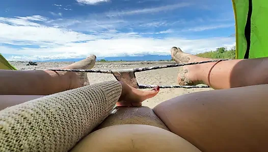 İzlenirken sahilde kendime dokunarak orgazm olmayı seviyorum