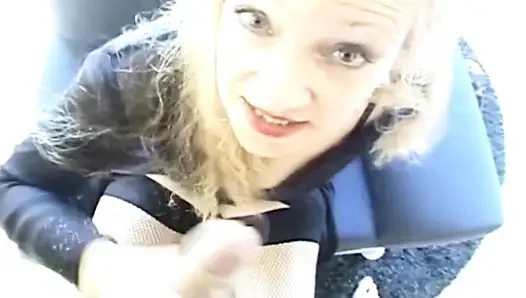 Bu sarışın Fransız sürtüğün yüzüne büyük miktarda amcık boşalıyor