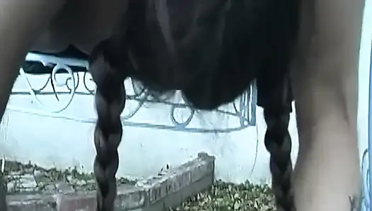 Bağlı orta yaşlı seksi kadın kalın yarakla öğüruyor ve büyük dölleme sızdırıyor