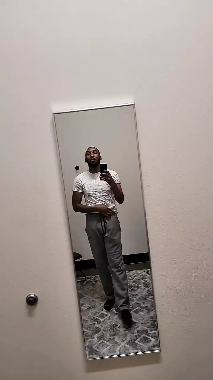 Miguel Brown zdejmuje koszulę powoli wideo 24