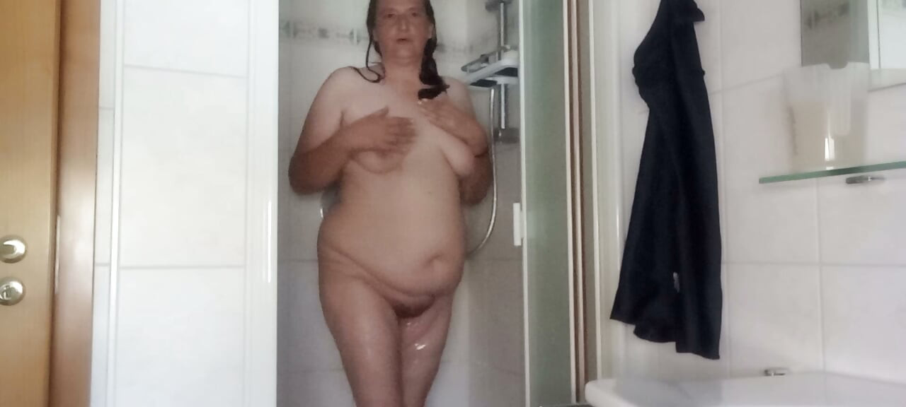 BBW בוגרת במקלחת עקומות טבעיות ובטן גדולה חלק 1