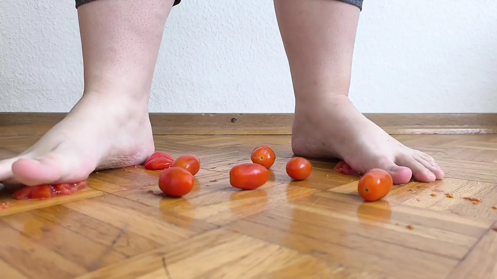 大腿对樱桃番茄