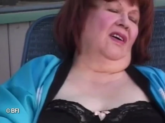 Rothaarige oma liebt es, sich selbst zu beleben