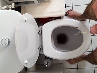 Siusiać toaletę z dużym kutasem