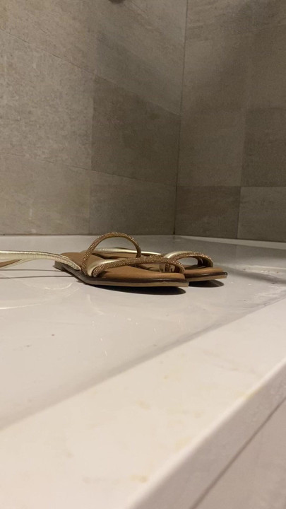 Üvey kız kardeşimin ayakkabılarını kullanmak için orada