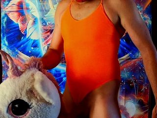 Îmi călăresc unicornul în costumul meu de baie portocaliu dintr-o bucată