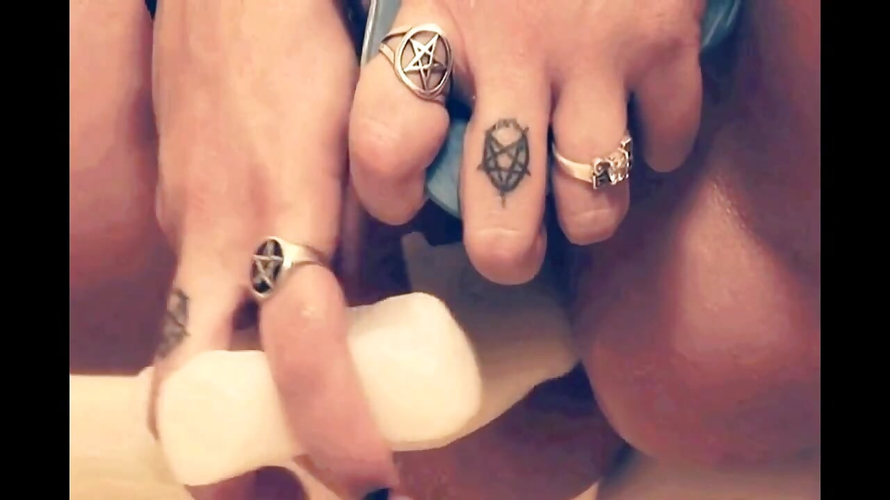 Rob masturbira sa dva dilda, a zatim dobija spermu na njen šupak