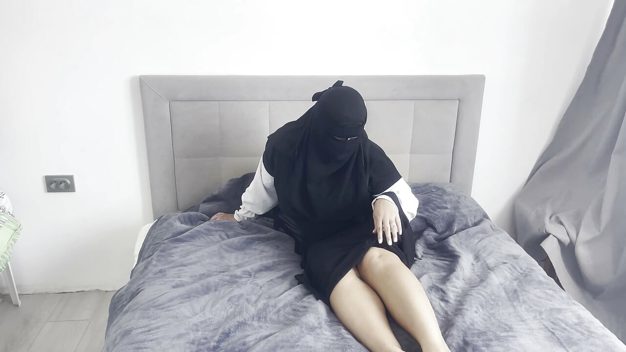 Tertangkap MILF Arab tanpa seluar dalam dan mengongkek pepek ketatnya... Banyak pancutan mani pada pepeknya.