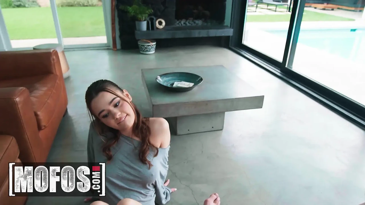 MOFOS - 黑发女郎Trinity Olsen和她的壮男同事给她的男人戴绿帽，并让她的阴户被精液填满