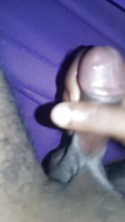 セックスビデオを見て手遊びを楽しんでいる