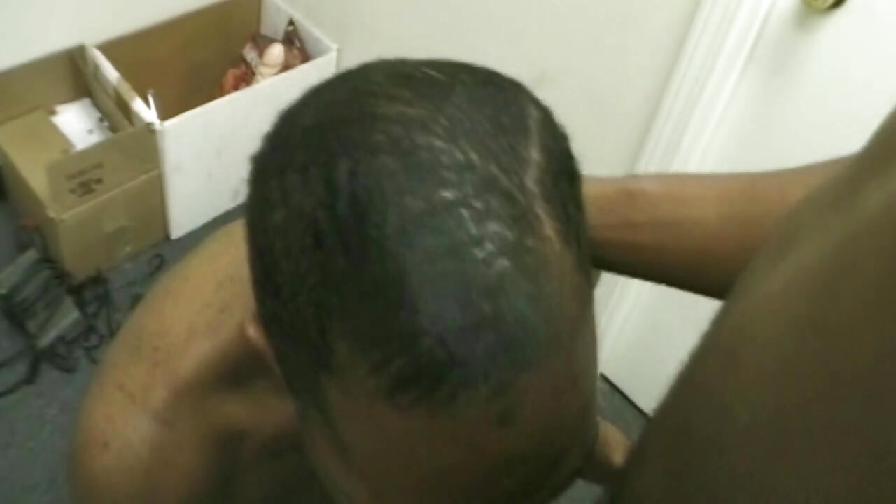 Sesi oral pria kulit hitam berotot di kamar yang berantakan