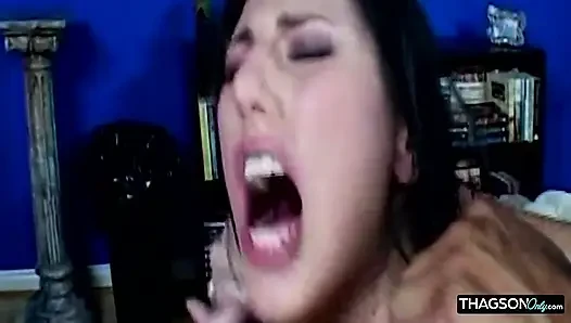 Olgun esmerin götü her yere genişçe damlıyor