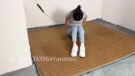 Gefangene das mädchen in engen jeans