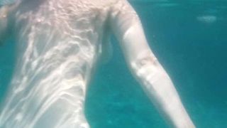 Jerolim na praia de nudismo debaixo d&#39;água
