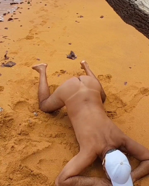 Ladysilva naked on the beach